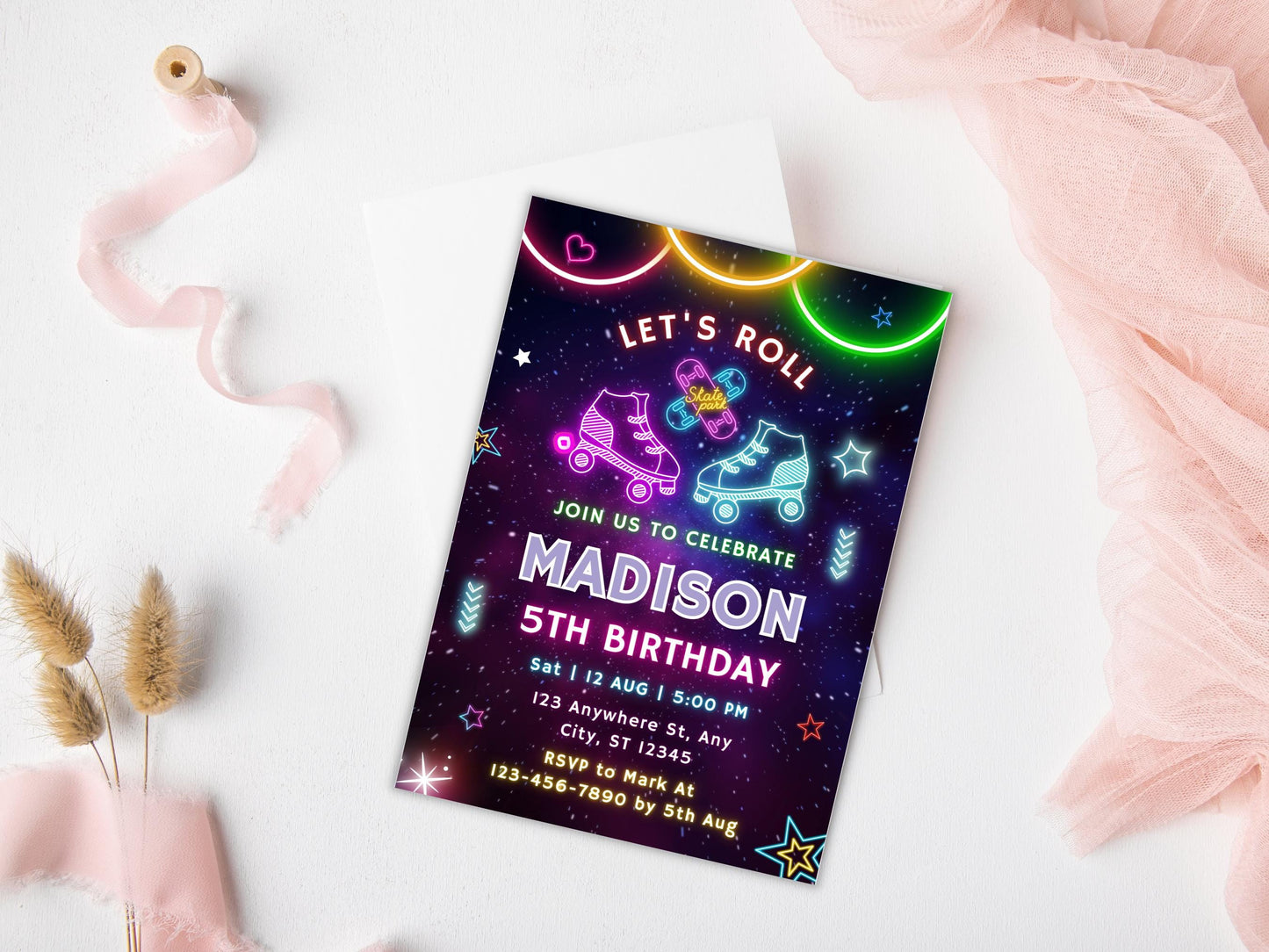 Modèle d'invitation d'anniversaire rétro en forme de patin à roulettes néon (modifiable)